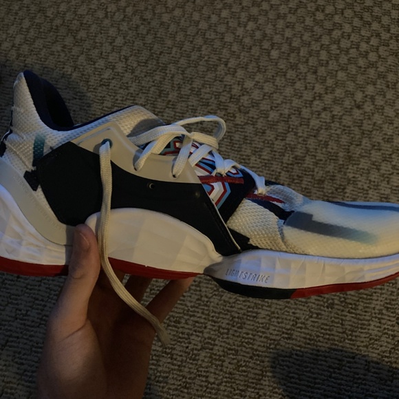 Athletic_Shoes